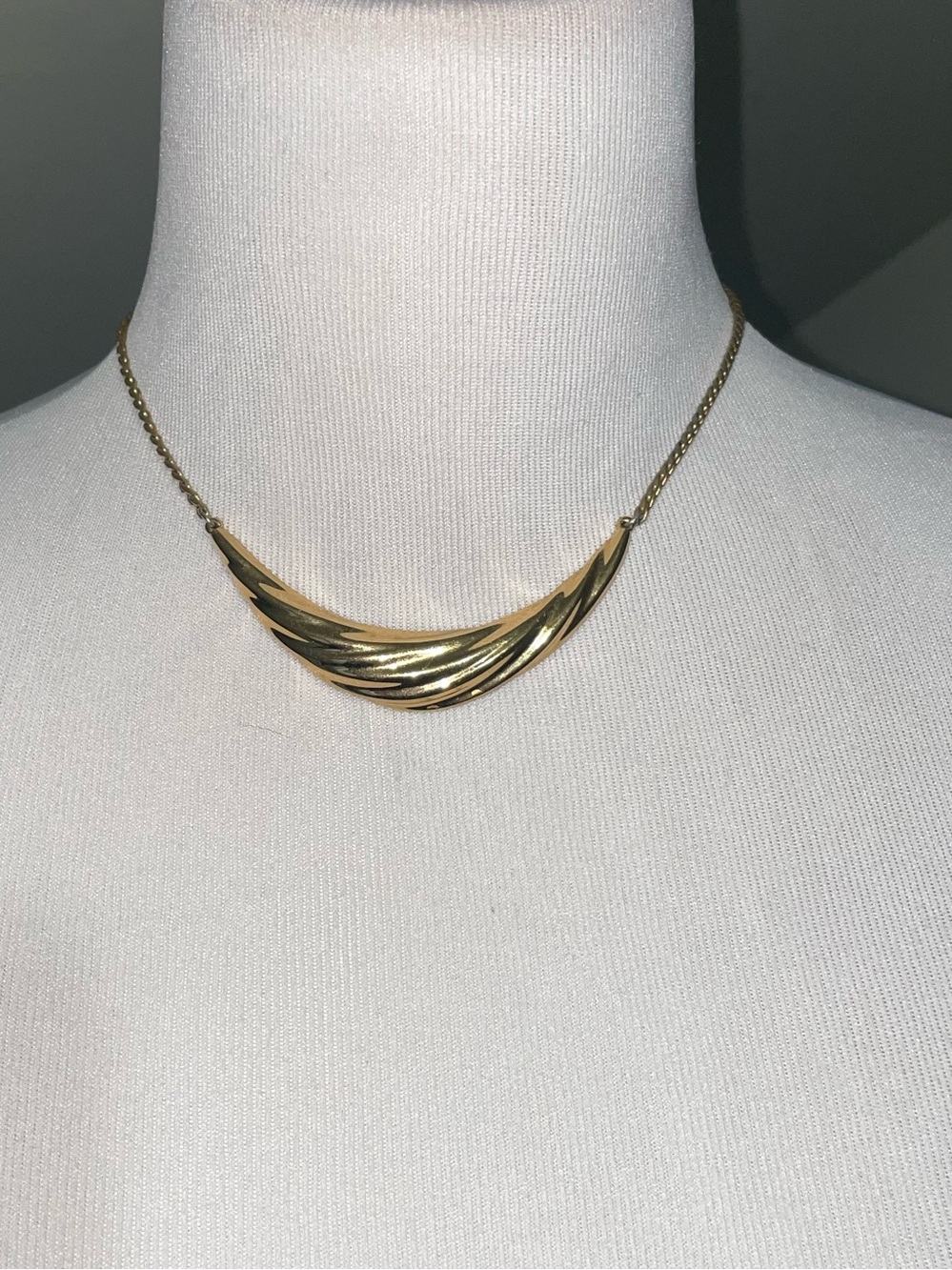 Monet Gold-Tone Sculpted Wave Necklace. Vintage.